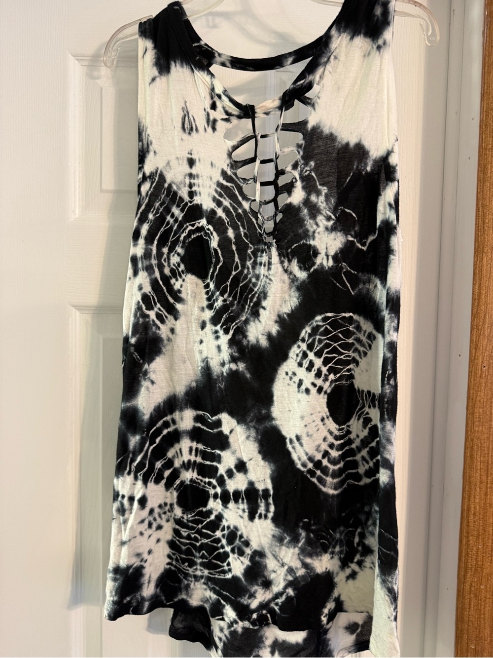 Language Black and White Tie-Dye Cutout Tank Top